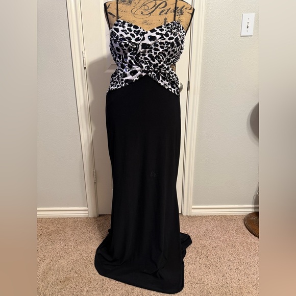 Formal dress size 7- NWOT- black and white - Picture 1 of 9
